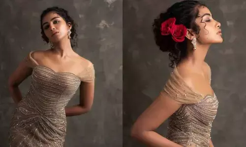 ANUPAMA PARAMESHWARAN: జడలో పూలు.. అందానికి అసూయ పుట్టేలా ఉందిగా