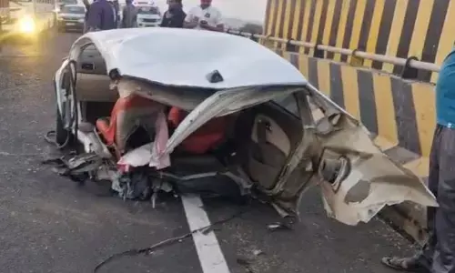 డివైడర్‌ను ఢీకొట్టి రెండు ముక్కలైన కారు! ముగ్గురు దుర్మరణం