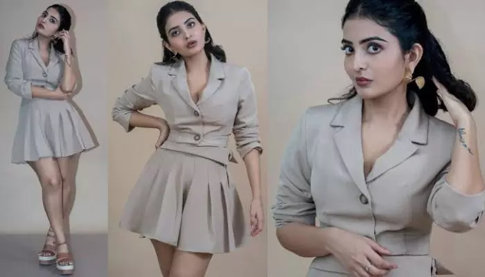 పొట్టి డ్రెస్లో ఆ అందాలతో హీట్ పెంచుతున్న అనన్య నాగళ్ల పొట్టి డ్రెస్లో ఆ అందాలతో హీట్ పెంచుతున్న అనన్య నాగళ్ల