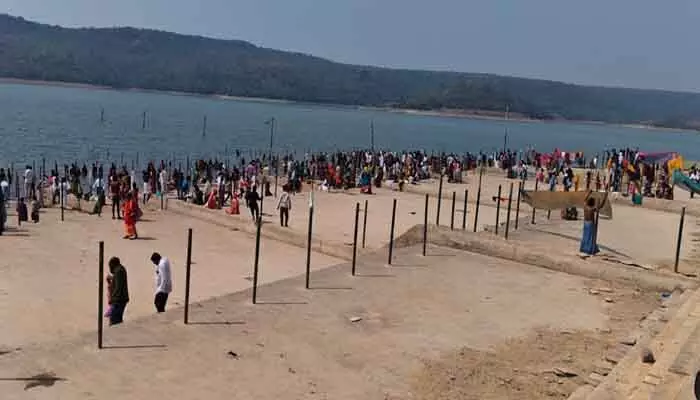 సోమశీల ఆలయంలో మారు మ్రోగిన శివనామస్మరణలు సోమశీల ఆలయంలో మారు మ్రోగిన శివనామస్మరణలు