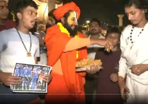 పాకిస్థాన్పై భారత్ ఘన విజయం..ఆయోధ్యలో సాధువుల సంబరాలు పాకిస్థాన్పై భారత్ ఘన విజయం..ఆయోధ్యలో సాధువుల సంబరాలు