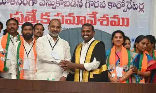 కరీంనగర్ కార్పొరేషన్‌పై కాషాయ జెండా.. బండి సంజయ్ భావోద్వేగ సందేశం
