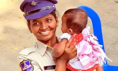 ‘ఖాకీ’లోని మానవత్వం బయటపడితే ఇలానే ఉంటుంది.. లేడీ కానిస్టేబుల్‌పై ప్రశంసల జల్లు