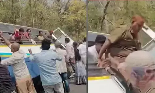 శ్రీశైలం రోడ్డులో ప్రమాదం.. అదుపు తప్పి గుంతలోకి ఒరిగిపోయిన RTC బస్సు