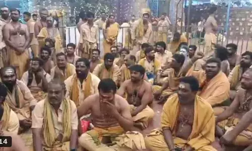 విశాఖలో శివ స్వాములకు అవమానం.. ఉద్రిక్తత