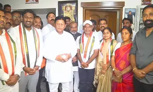 కాంగ్రెస్ లో చేరిన ఆదిలాబాద్ మున్సిపల్ చైర్ ప‌ర్స‌న్