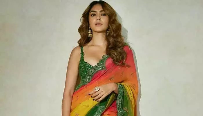 కోట్లు ఖర్చుపెట్టినా నాకు ఇంత పబ్లిసిటీ వచ్చేది కాదు.. ట్రోలర్స్కు కౌంటర్ ఇచ్చిన మృణాల్ కోట్లు ఖర్చుపెట్టినా నాకు ఇంత పబ్లిసిటీ వచ్చేది కాదు.. ట్రోలర్స్కు కౌంటర్ ఇచ్చిన మృణాల్