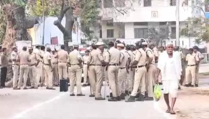 తొర్రూరులో పొలిటికల్ వార్.. రంగంలోకి RAF బలగాలు..ఎంపీ కడియం కావ్య ఓటు పై ఉత్కంఠ! తొర్రూరులో పొలిటికల్ వార్.. రంగంలోకి RAF బలగాలు..ఎంపీ కడియం కావ్య ఓటు పై ఉత్కంఠ!