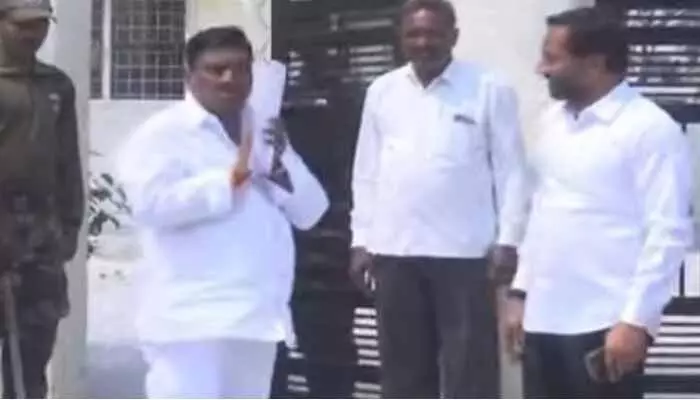 ఎక్స్ అఫిషియో ఓటు కోసం ఒకే కారులో బీఆర్ఎస్ ఎమ్మెల్యే, బీజేపీ ఎంపీ ఎక్స్ అఫిషియో ఓటు కోసం ఒకే కారులో బీఆర్ఎస్ ఎమ్మెల్యే, బీజేపీ ఎంపీ