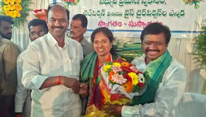 గద్వాల చైర్మన్ పీఠాన్ని కైవసం చేసుకొన్న కాంగ్రెస్ పార్టీ గద్వాల చైర్మన్ పీఠాన్ని కైవసం చేసుకొన్న కాంగ్రెస్ పార్టీ