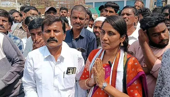 వనపర్తి మున్సిపాలిటీలో కాంగ్రెస్ కౌన్సిలర్ చీర్ల రజిని రాజీనామా వనపర్తి మున్సిపాలిటీలో కాంగ్రెస్ కౌన్సిలర్ చీర్ల రజిని రాజీనామా