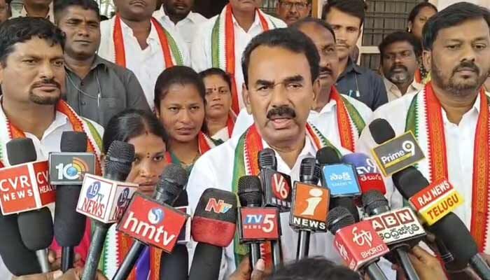 కేటీఆర్, హరీష్ పిల్లలు.. నాతో చర్చకు కేసీఆరే రావాలి: గన్‌పార్క్ వద్ద మంత్రి జూపల్లి సవాల్