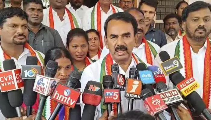 కేటీఆర్, హరీష్ పిల్లలు.. నాతో చర్చకు కేసీఆరే రావాలి: గన్పార్క్ వద్ద మంత్రి జూపల్లి సవాల్ కేటీఆర్, హరీష్ పిల్లలు.. నాతో చర్చకు కేసీఆరే రావాలి: గన్పార్క్ వద్ద మంత్రి జూపల్లి సవాల్