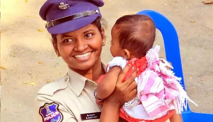 ‘ఖాకీ’లోని మానవత్వం బయటపడితే ఇలానే ఉంటుంది.. లేడీ కానిస్టేబుల్పై ప్రశంసల జల్లు ‘ఖాకీ’లోని మానవత్వం బయటపడితే ఇలానే ఉంటుంది.. లేడీ కానిస్టేబుల్పై ప్రశంసల జల్లు
