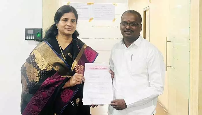 కడియం కావ్యపై చర్యలు తీసుకోండి.. ఈసీకి బీఆర్ఎస్ కంప్లైంట్ కడియం కావ్యపై చర్యలు తీసుకోండి.. ఈసీకి బీఆర్ఎస్ కంప్లైంట్