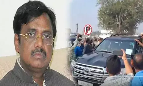 మంత్రి వివేక్ కాన్వాయ్‌పై రాళ్లు, చెప్పుల దాడి
