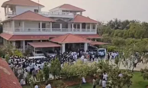కేసీఆర్ బర్త్ డే.. ఎర్రవెల్లి నివాసానికి భారీగా తరలివచ్చిన అభిమానులు