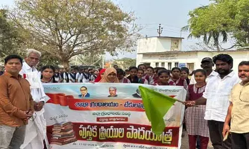 పుస్తక పఠనాన్ని మించిన సాధనం లేదు : జిల్లా గ్రంథాలయ చైర్మన్ పసుపులేటి వీరబాబు