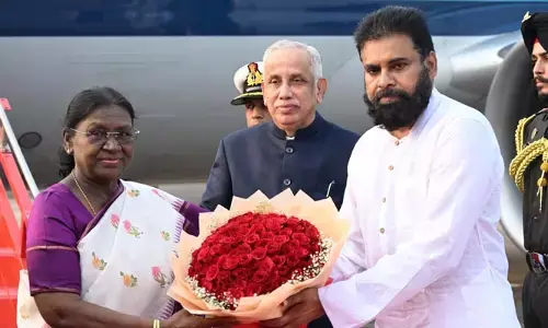 రాష్ట్రపతికి స్వాగతం పలికిన డిప్యూటీ సీఎం