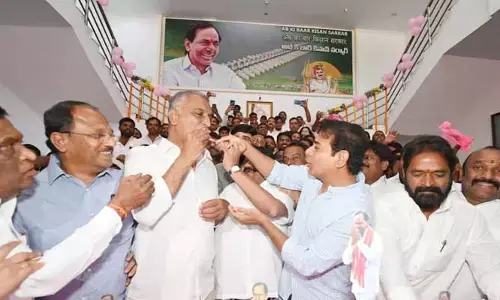 అధిష్టానం ఆడిస్తే ఆడే తోలుబొమ్మల జాతి కాదు మాది: రెచ్చిపోయిన కేటీఆర్