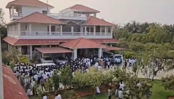 కేసీఆర్ బర్త్ డే.. ఎర్రవెల్లి నివాసానికి భారీగా తరలివచ్చిన అభిమానులు కేసీఆర్ బర్త్ డే.. ఎర్రవెల్లి నివాసానికి భారీగా తరలివచ్చిన అభిమానులు