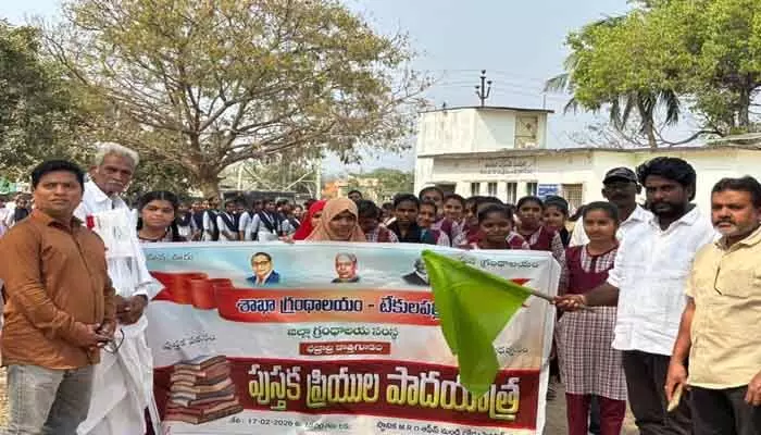 పుస్తక పఠనాన్ని మించిన సాధనం లేదు : జిల్లా గ్రంథాలయ చైర్మన్ పసుపులేటి వీరబాబు పుస్తక పఠనాన్ని మించిన సాధనం లేదు : జిల్లా గ్రంథాలయ చైర్మన్ పసుపులేటి వీరబాబు