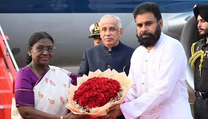 రాష్ట్రపతికి స్వాగతం పలికిన డిప్యూటీ సీఎం రాష్ట్రపతికి స్వాగతం పలికిన డిప్యూటీ సీఎం