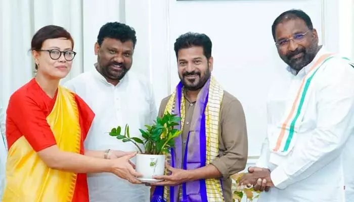 సీఎం కప్ ప్రారంభ కార్యక్రమానికి రావాలని సీఎంకు ఆహ్వానం సీఎం కప్ ప్రారంభ కార్యక్రమానికి రావాలని సీఎంకు ఆహ్వానం