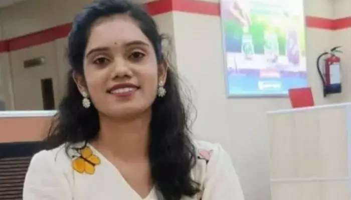 Bengaluru Road Accident: ప్రాణం తీసిన తొందరపాటు.. ఒక్క క్షణం ఆగితే యోగీశ్వరి బతికేదేమో! Bengaluru Road Accident: ప్రాణం తీసిన తొందరపాటు.. ఒక్క క్షణం ఆగితే యోగీశ్వరి బతికేదేమో!