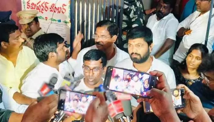 మా డాడీని కిడ్నాప్ చేశారు మా డాడీని కిడ్నాప్ చేశారు