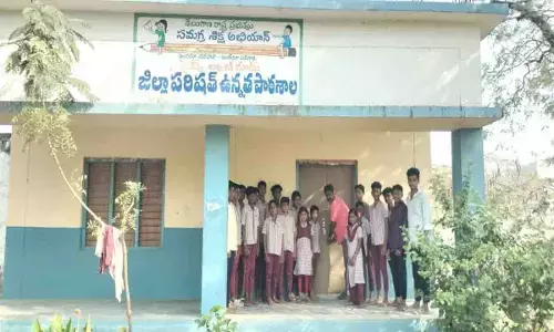 విద్యార్థుల‌ను బ‌య‌టికి పంపి.. త‌ర‌గ‌తి గ‌దికి తాళం..!