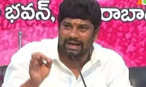 రాళ్ళు కాంగ్రెస్ వాళ్ళు విసిరితే కేసులు మాపై పెట్టారు.. మాజీ ఎమ్మెల్యే బాల్క సుమన్ ఫైర్