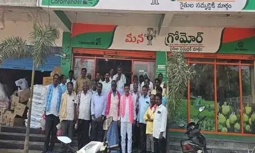 ఆన్ లైన్ బుకింగ్ తో కాకుండా నేరుగా యూరియా అందించాలి