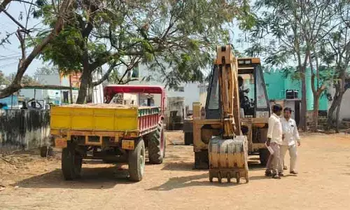 అక్రమ ఇసుకను తరలిస్తున్న ట్రాక్టర్ జేసీబీ పట్టివేత