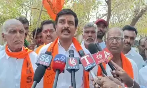 తాడ్వాయిలో మ‌క్క సెగ‌.. మ‌రోవైపు పాలాభిషేకం