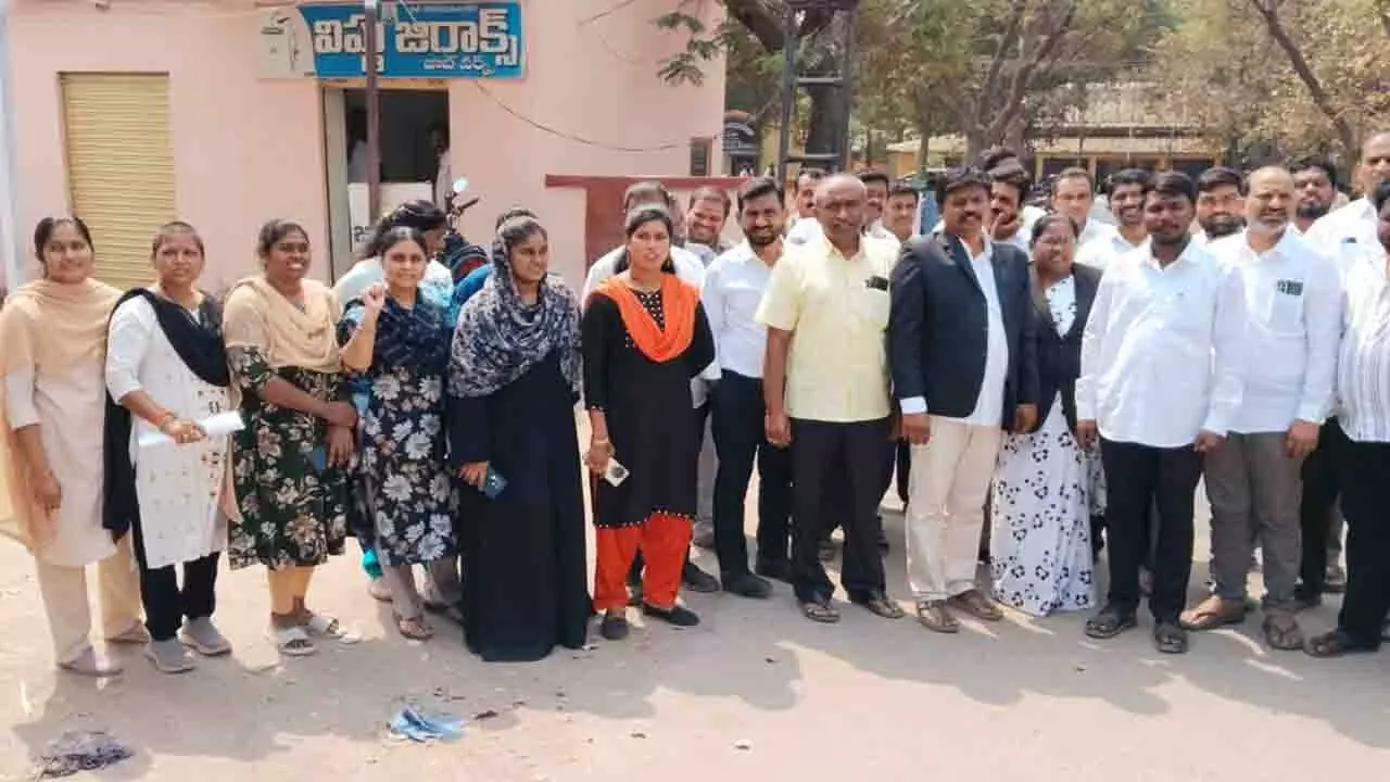 పోలీసులు న్యాయ వ్యవస్థను కించపరుస్తున్నారు పోలీసులు న్యాయ వ్యవస్థను కించపరుస్తున్నారు