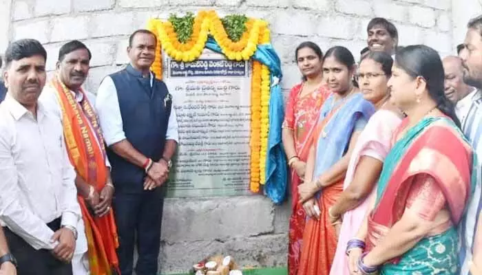 నల్గొండను రెండేళ్లలో ‘స్మార్ట్ సిటీ’గా తీర్చిదిద్దుతా: మంత్రి కోమటిరెడ్డి వెంకట్ రెడ్డి నల్గొండను రెండేళ్లలో ‘స్మార్ట్ సిటీ’గా తీర్చిదిద్దుతా: మంత్రి కోమటిరెడ్డి వెంకట్ రెడ్డి