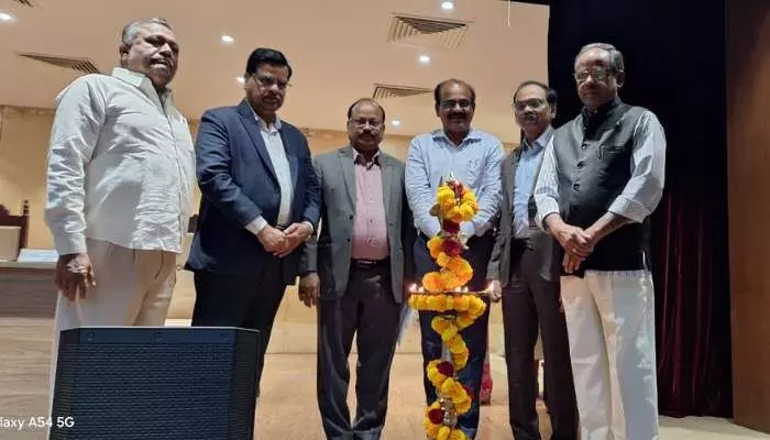 ప్రభుత్వ డిగ్రీ కళాశాలల బలోపేతమే లక్ష్యం: టీజీసీహెచ్ఈ చైర్మన్ ప్రొఫెసర్ బాలకిష్టారెడ్డి ప్రభుత్వ డిగ్రీ కళాశాలల బలోపేతమే లక్ష్యం: టీజీసీహెచ్ఈ చైర్మన్ ప్రొఫెసర్ బాలకిష్టారెడ్డి