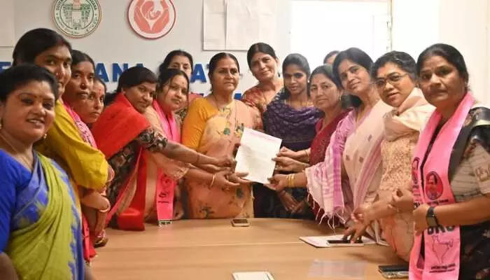 వివేక్, వంశీకృష్ణతో మాకు ప్రాణభయం: క్యాతనపల్లి బీఆర్ఎస్ కౌన్సిలర్లు వివేక్, వంశీకృష్ణతో మాకు ప్రాణభయం: క్యాతనపల్లి బీఆర్ఎస్ కౌన్సిలర్లు
