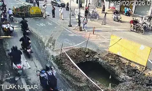 హైదరాబాద్‌లో కుంగిపోయిన రోడ్డు