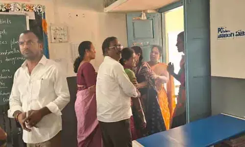 ఉపాధ్యాయుడిని చెప్పుతో కొట్టేందుకు ప్ర‌య‌త్నించిన ఇన్ చార్జి ఎంఈఓ