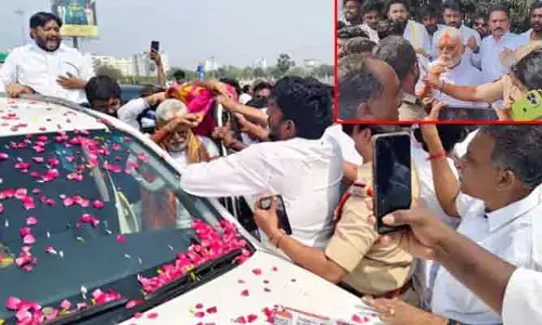 కాజా టోల్ ప్లాజా వద్ద ఉద్రిక్తత.. పోలీసులపై అంబటి దురుసు ప్రవర్తన