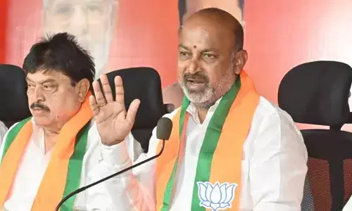 ఆకునూరి మురళి అర్బన్ నక్సలైట్ : విద్యా కమిషన్ నివేదికపై బండి సంజయ్ ఆగ్రహం