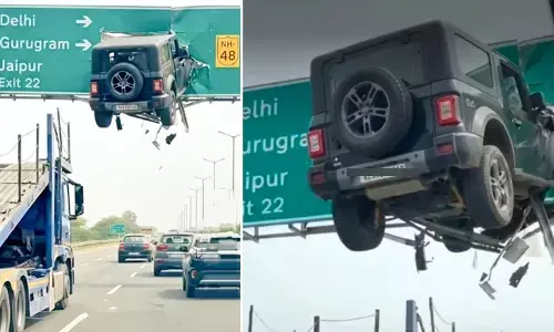 అక్కడ ఎలా పెట్టావ్‌రా? ఎక్స్‌ప్రెస్‌వేపై గాల్లో వేలాడుతున్న థార్.. అసలు నిజం తెలిస్తే షాక్ అవుతారు!