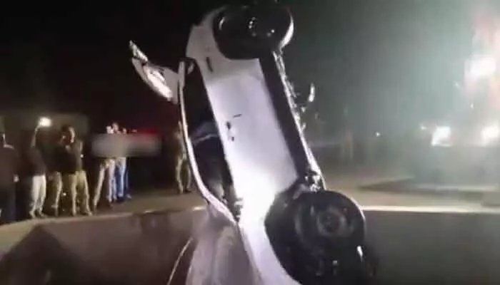 Accident: కాలువలోకి దూసుకెళ్లిన కారు.. నలుగురు యువకులు దుర్మరణం Accident: కాలువలోకి దూసుకెళ్లిన కారు.. నలుగురు యువకులు దుర్మరణం