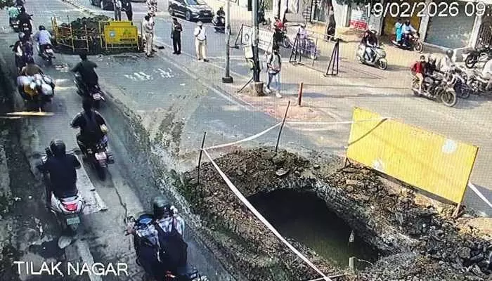 హైదరాబాద్లో కుంగిపోయిన రోడ్డు హైదరాబాద్లో కుంగిపోయిన రోడ్డు