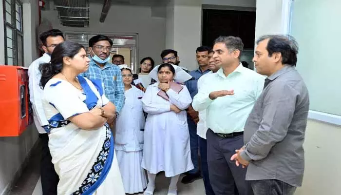 ప్రభుత్వ జనరల్ ఆసుపత్రిని తనిఖీ చేసిన కలెక్టర్ ప్రభుత్వ జనరల్ ఆసుపత్రిని తనిఖీ చేసిన కలెక్టర్
