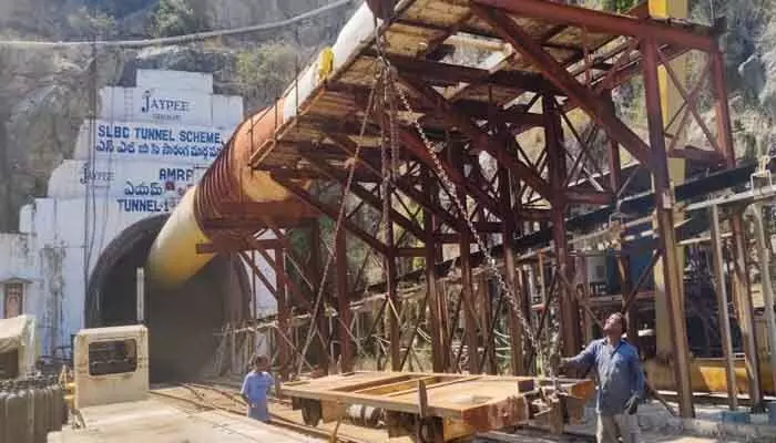 మన్నెవారిపల్లి ఎస్ఎల్బీసీ వద్ద తిరిగి కొనసాగుతున్న టన్నల్ పనులు మన్నెవారిపల్లి ఎస్ఎల్బీసీ వద్ద తిరిగి కొనసాగుతున్న టన్నల్ పనులు