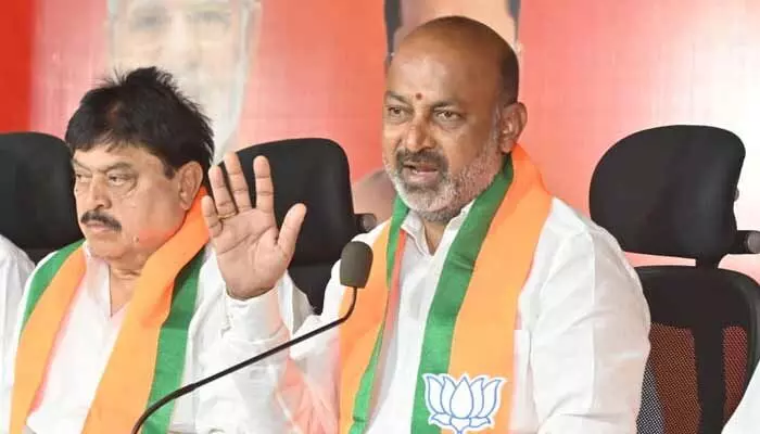 ఆకునూరి మురళి అర్బన్ నక్సలైట్ : విద్యా కమిషన్ నివేదికపై బండి సంజయ్ ఆగ్రహం ఆకునూరి మురళి అర్బన్ నక్సలైట్ : విద్యా కమిషన్ నివేదికపై బండి సంజయ్ ఆగ్రహం