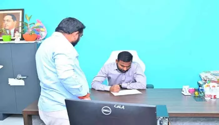 కోరుట్ల ఆర్డీవో కార్యాలయం ఆకస్మిక తనిఖీ చేసిన కలెక్టర్ కోరుట్ల ఆర్డీవో కార్యాలయం ఆకస్మిక తనిఖీ చేసిన కలెక్టర్